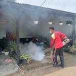 Kegiatan fogging di kawasan kodim , kelurahan sekip hilir